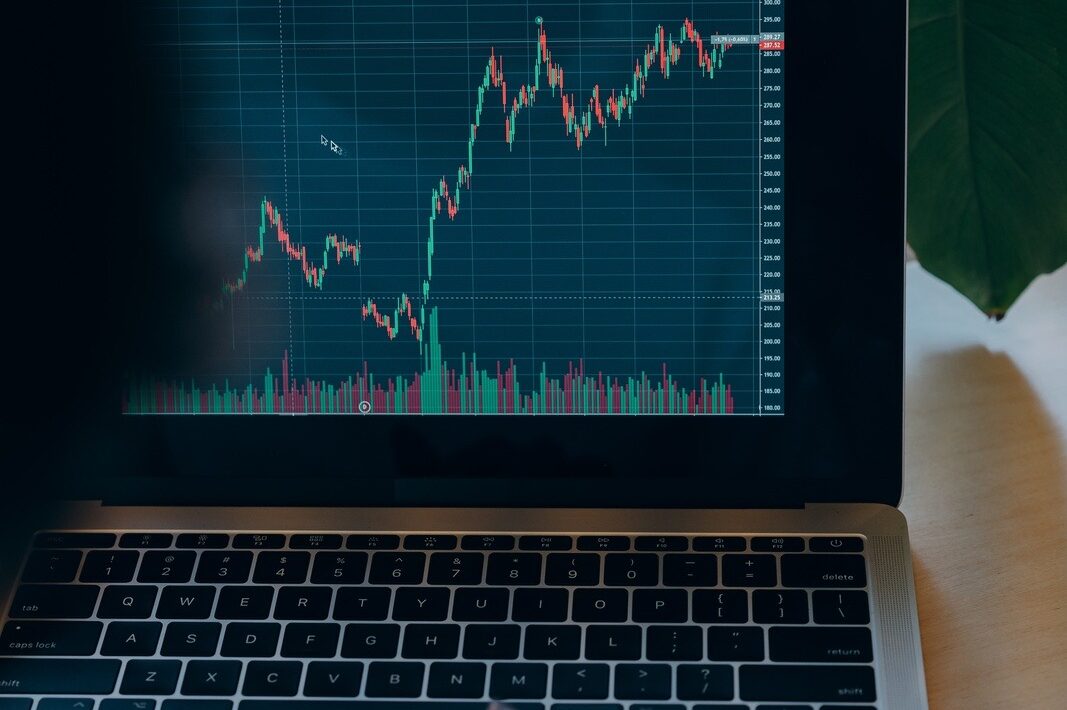 Kompenzačný Plán pre Sales: Provízie, accelerators a clawback pravidlá